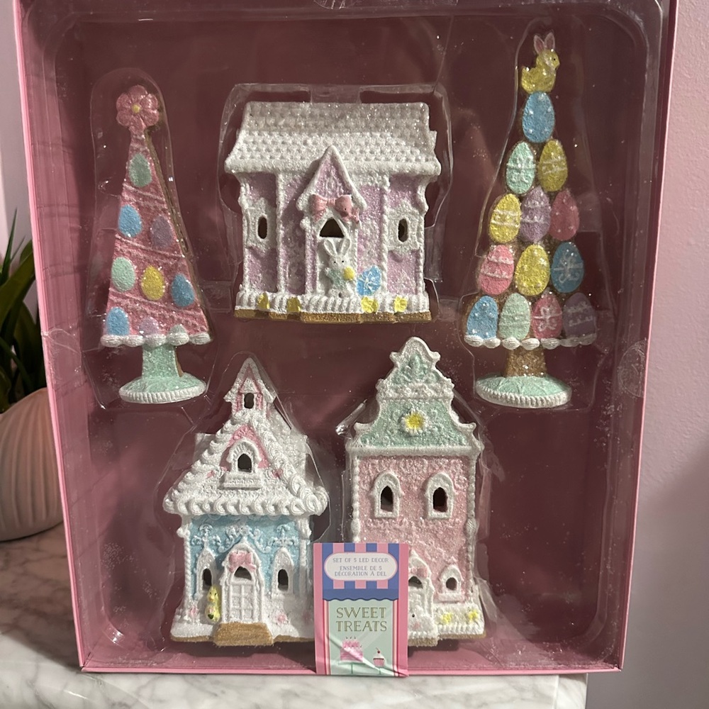 Brand new Sweet Treats 5 piece Easter decor set